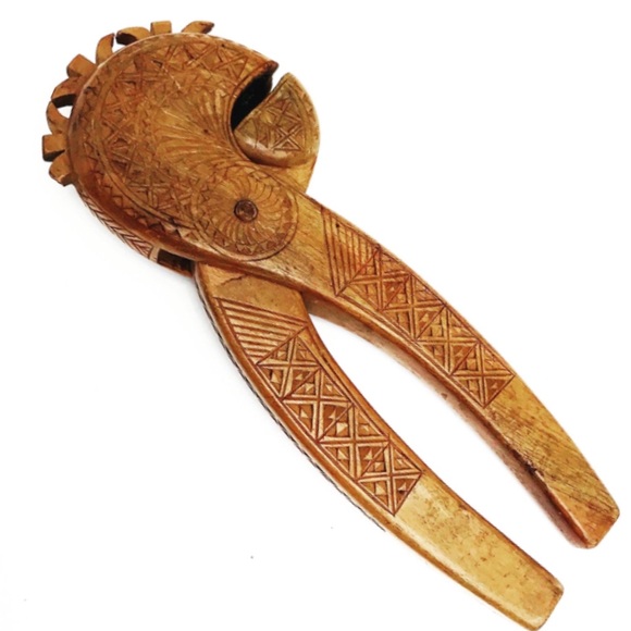 🏠• Scandinavian Teak Wood Nut Cracker - Picture 3 of 7